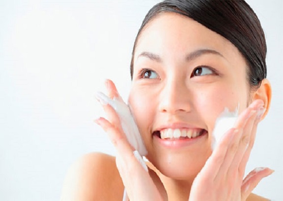 Sữa rửa mặt Senka Perfect Whip Collagen In có công dụng gì đối với da dầu mụn?
