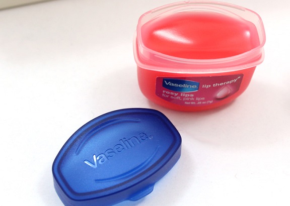 Loại vaseline nào phù hợp sử dụng cho da khô và bong tróc?
