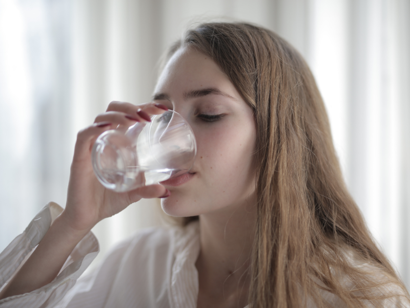 Cách Trị Môi Khô Nứt Nẻ Tại Nhà bằng cách uống nhiều nước