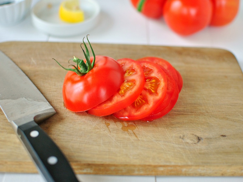 Học ngay 4 cách trị thâm môi từ cà chua tại nhà