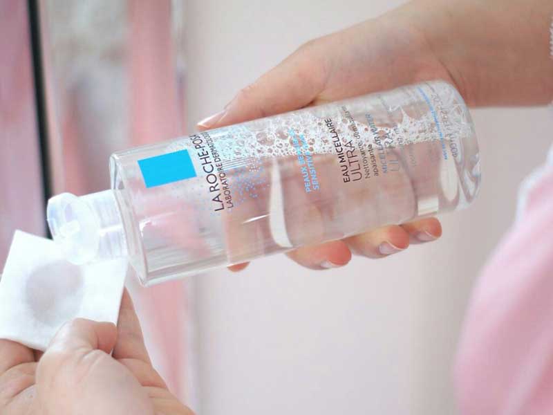Dùng tẩy trang trước khi dùng sữa rửa mặt: Lấy bông cotton thấm sản phẩm tẩy trang vùng mắt và môi trước.
