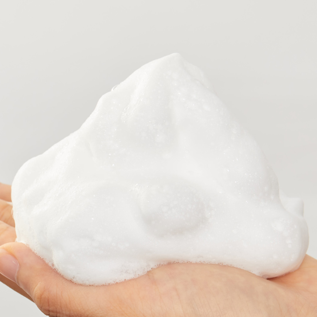 Sữa Rửa Mặt Chifure Cleansing Foam Moisture được bào chế với thành phần axit amin, giúp rửa mặt nhẹ nhàng mà vẫn hiệu quả, đồng thời không làm mất đi độ ẩm tự nhiên của da.