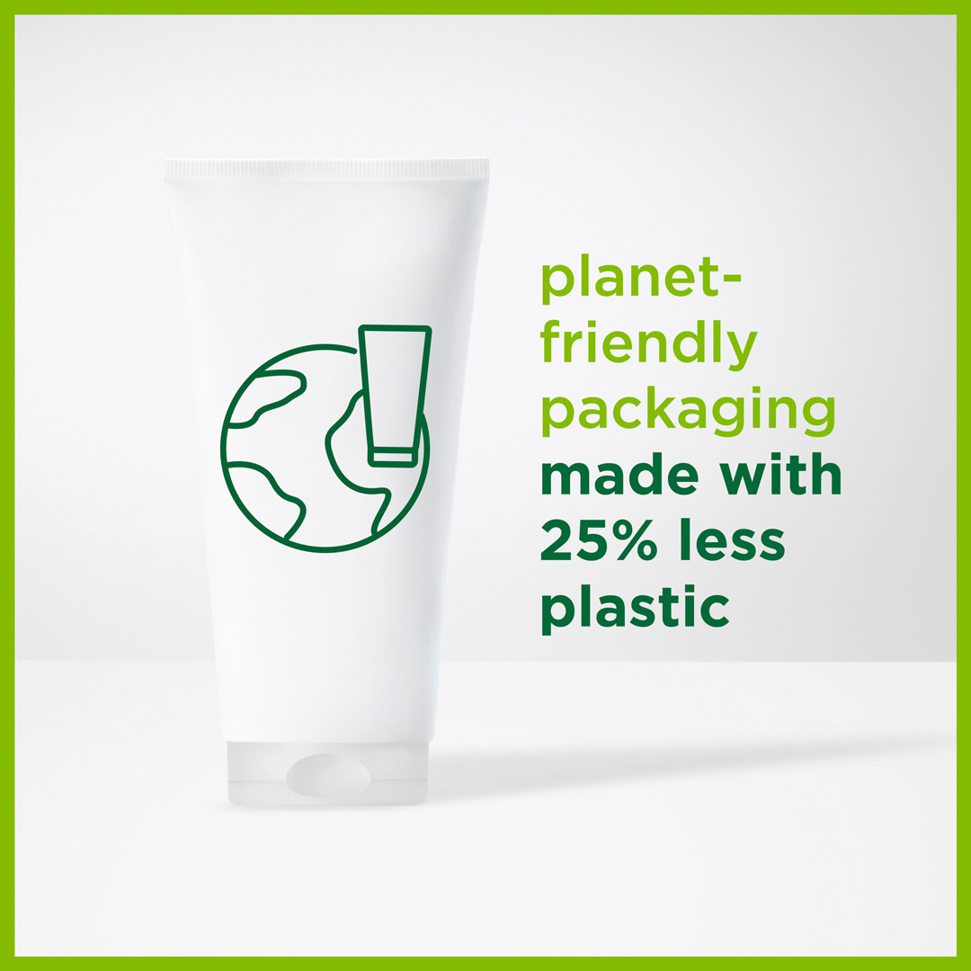 Sữa Rửa Mặt Simple Refreshing Facial Gel Wash sử dụng bao bì thân thiện với môi trường,  ít hơn 25% lượng nhựa so với phiên bản trước đó.