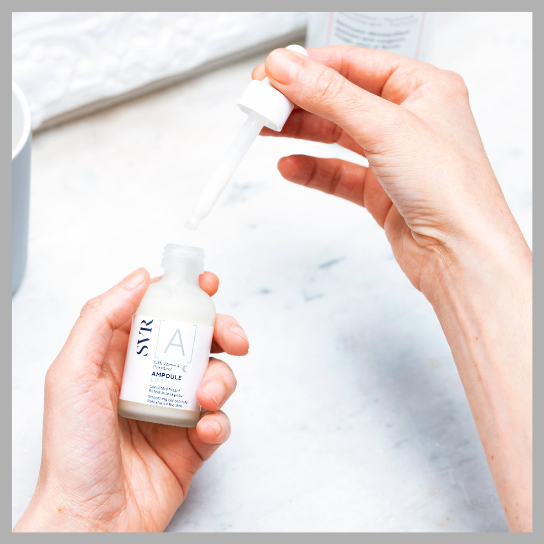 SVR [A] Ampoule Lift có công thức galenic dạng sữa ngay lập tức thấm với da, nhẹ nhàng khuếch tán các thành phần hoạt tính của sản phẩm để mang lại kết quả trông thấy, cùng một làn da mịn màng và cảm giác thoải mái.