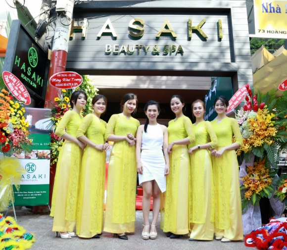 Hoa Hậu Diễm Hương Diện Váy Đỏ Rực Và Nhiều Sao Khai Trương Hasaki Clinic & Spa