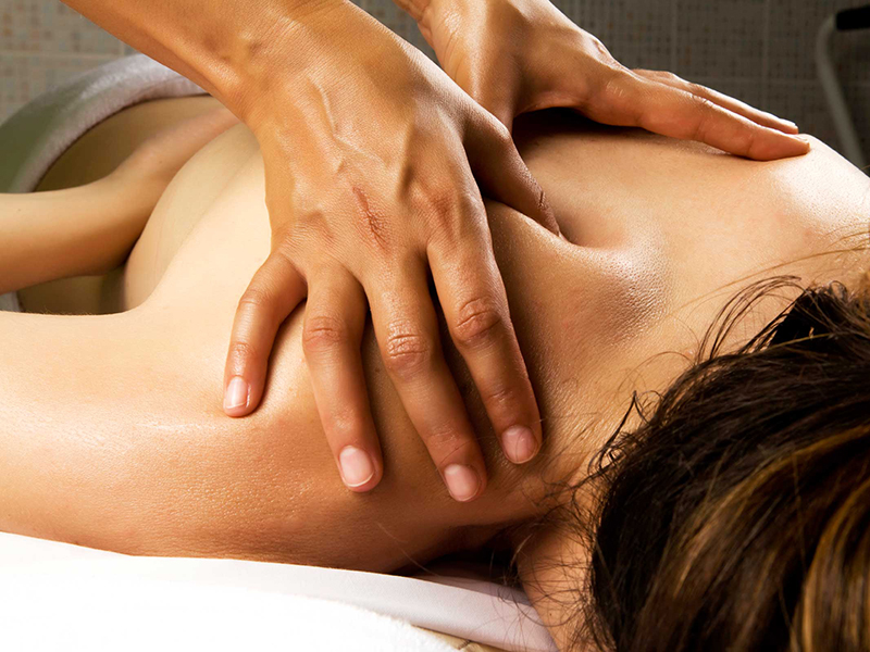 Massage Body Bằng Dầu Dừa Có Tác Dụng Gì?